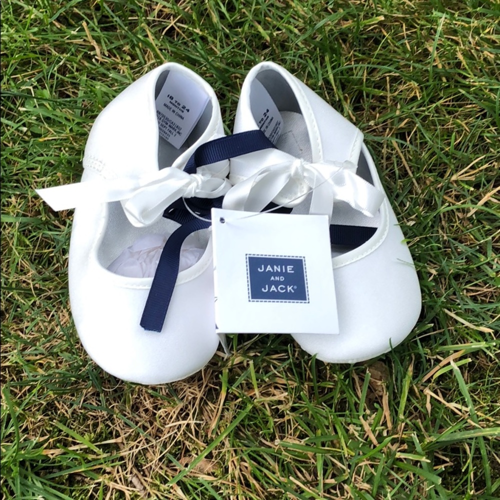 Adorable NEW Janie and Jack white shoes 18-24